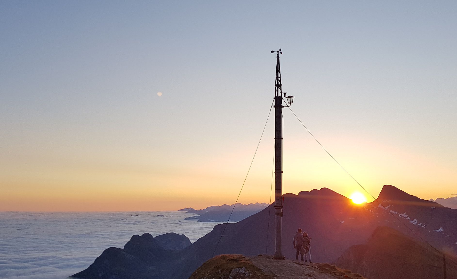 Sonnenaufgang am Gipfel direkt oberhalb der Faulhorn Hütte in den Alpen