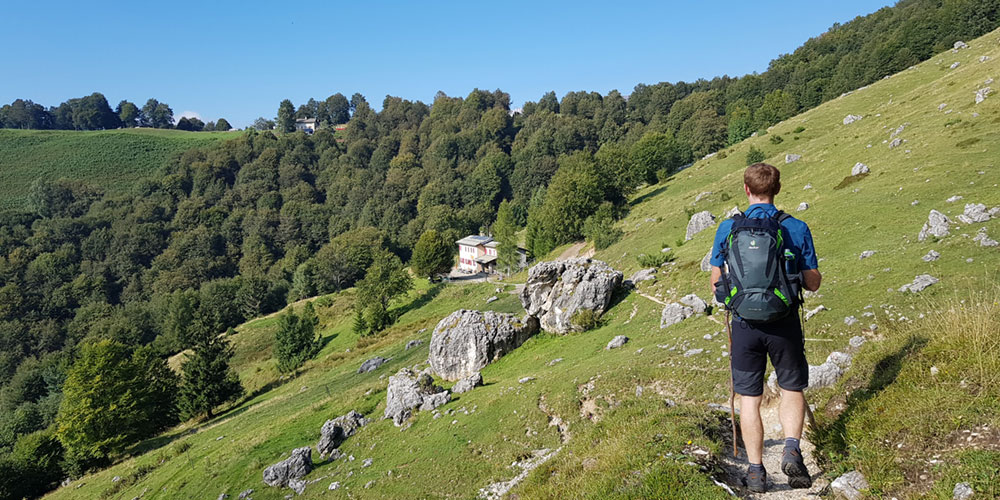 Ein Wanderer ist auf dem Weg zur Alpenhütte Capanna Pairolo 