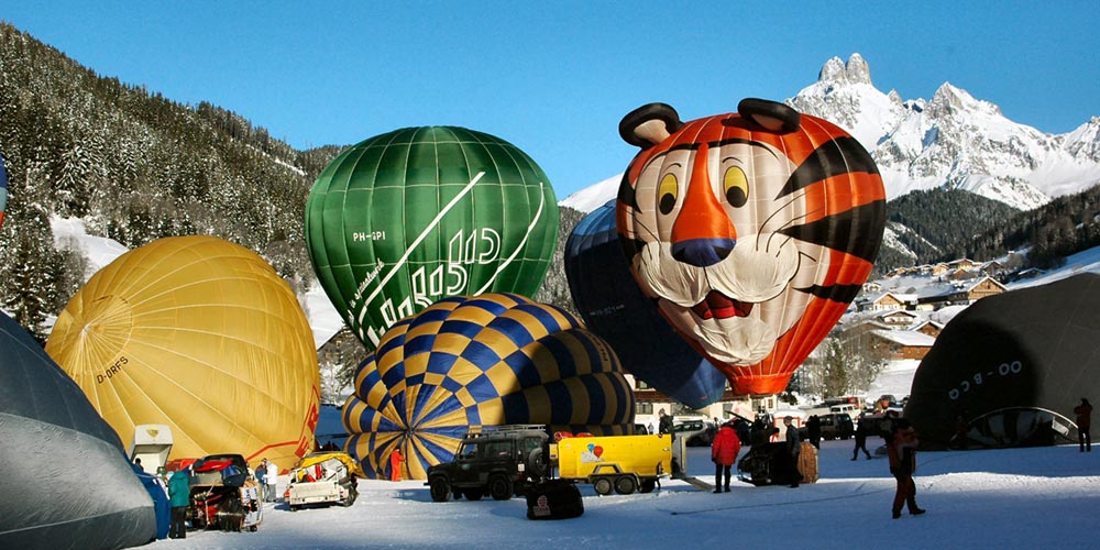 Farbenfroh gemustert sind die verschiedenen Heißluftballons