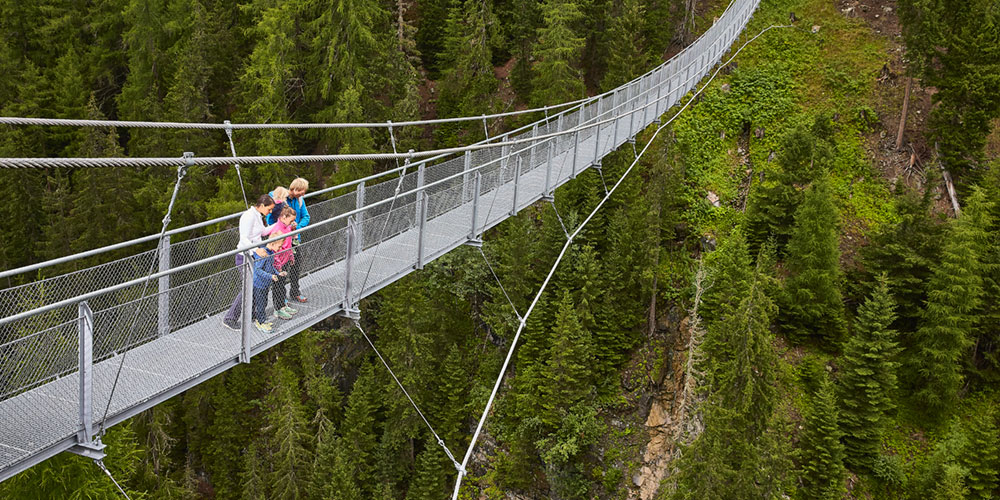 Familie auf einer Hängebrücke in Ischgl in den Alpen