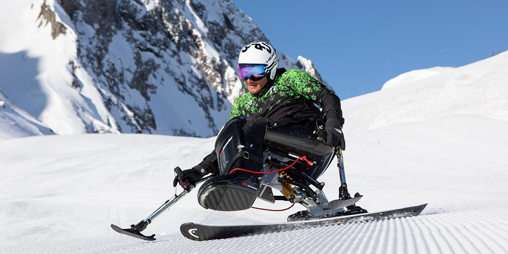 ein behindertengerechter Skier in den Schweizer Alpen