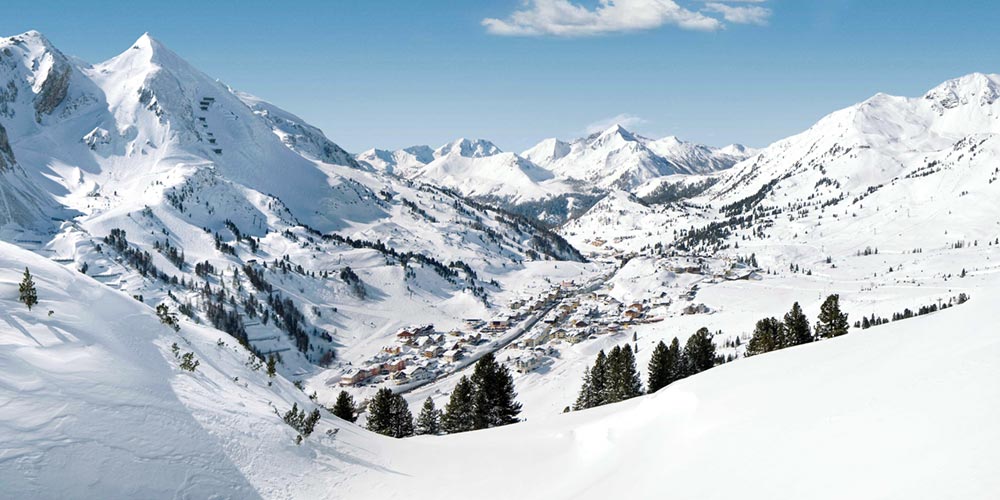 Blick auf die weiße Schneeschüssel der Alpen in Obertauern