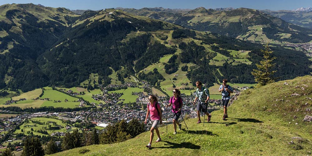 Menschen wandern durch die Berge der Alpen rund um Kitzbuehel