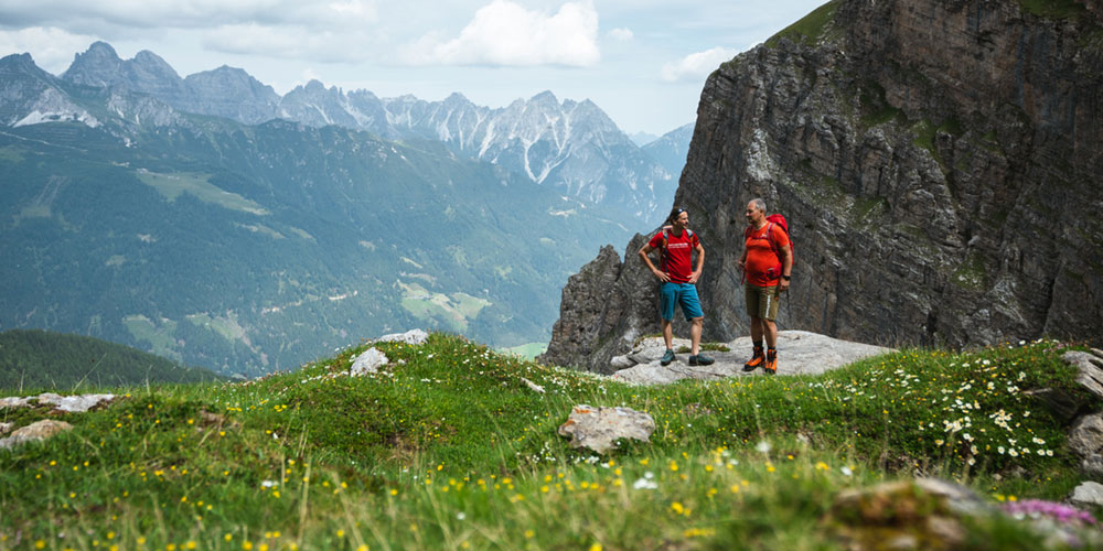Zwei Männer wandern zum Padasterjochhaus in den Stubaier Alpen 