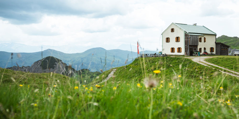 Blick auf das Padasterjochhaus in den Stubaier Alpen
