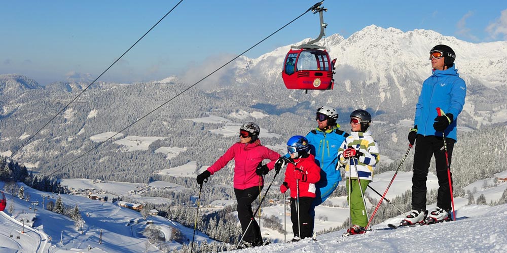 Familie fährt Ski in der Skiwelt Wilder Kaiser Brixental in den Alpen