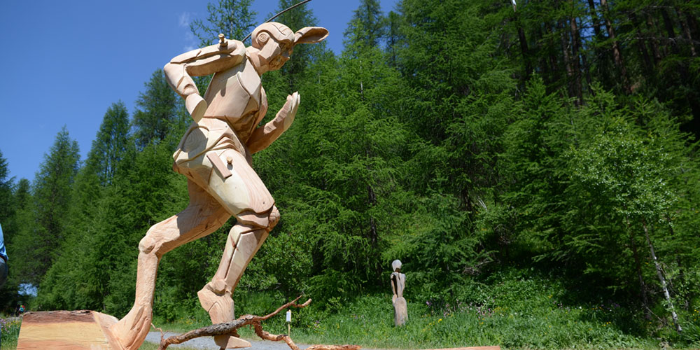 Skulptur im Larix-Park in Livigno in den italienischen Alpen