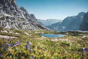 Gebirgssee in den Alpen