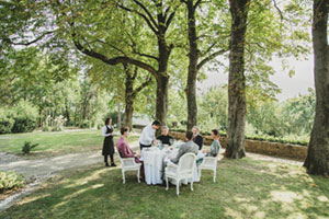 Koch Tomaž Kavčič im Restaurantgarten mit Gästen