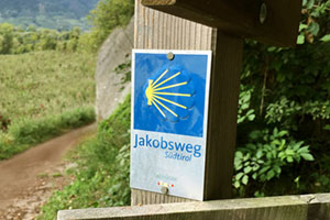 Markierung entlang des Südtiroler Jakobswegs